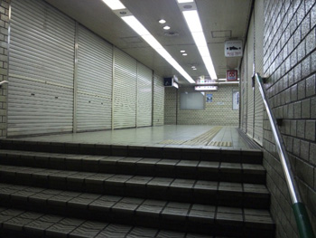 シャッターを抜けて